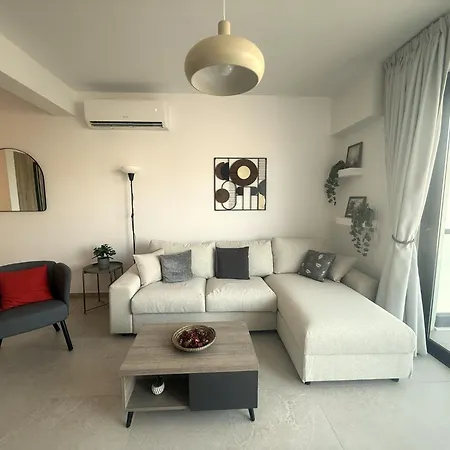 1 Min Walk To Sea, Modern Mackenzie 1br Flat Lárnaka