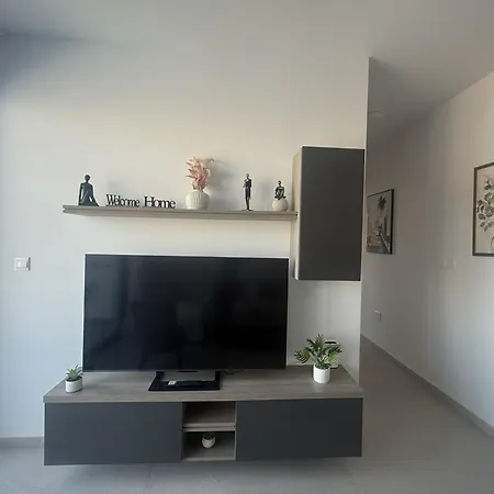 1 Min Walk To Sea, Modern Mackenzie 1br Flat *
