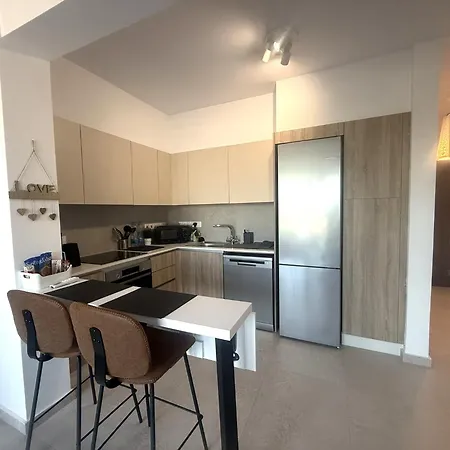 1 Min Walk To Sea, Modern Mackenzie 1br Flat * Lárnaka