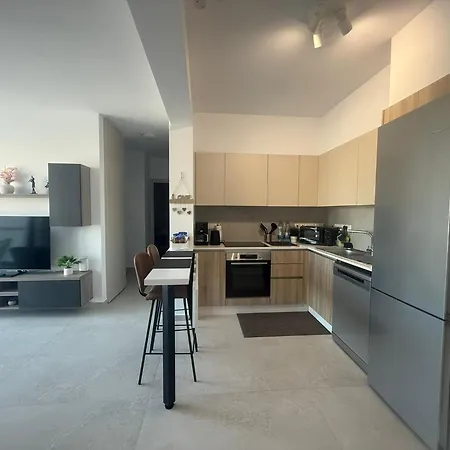 1 Min Walk To Sea, Modern Mackenzie 1br Flat Apartman Lárnaka