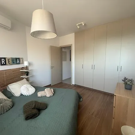 1 Min Walk To Sea, Modern Mackenzie 1br Flat