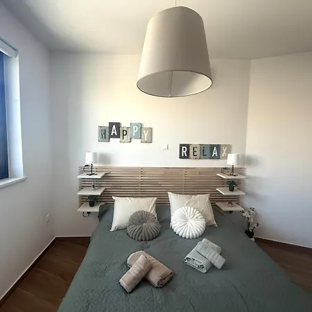 1 Min Walk To Sea, Modern Mackenzie 1br Flat Lárnaka